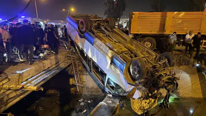 Mersin'de otomobille çarpışan yolcu minibüsü devrildi: 10 yaralı