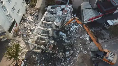 Gebze'de çöken ve 4 kişinin ölümüne neden olan binanın enkazı kaldırılıyor