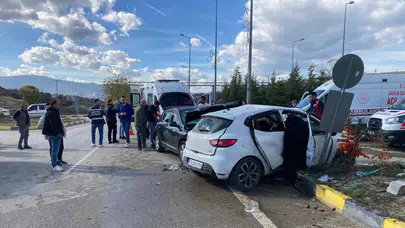Karabük’te iki otomobil çarpıştı: 7 kişi yaralandı!