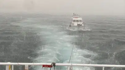 Çanakkale Boğazı'nda sürüklenen tekne kurtarıldı