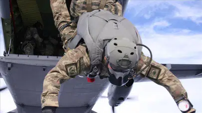 C130 askeri kargo uçağında paraşüt var mı?