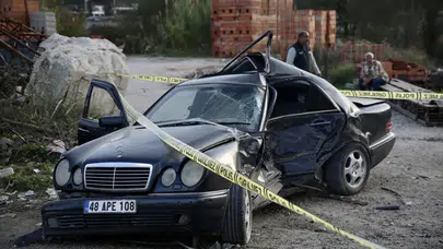 Muğla'da otomobil, park halindeki araca çarptı: 24 yaşındaki sürücü öldü