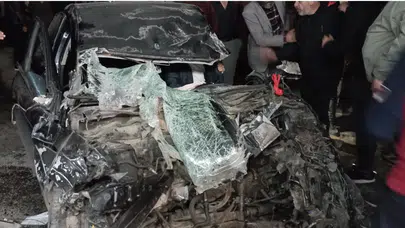 Tokat'ta otomobil tırın dorsesine çarptı: Sürücü araçta sıkıştı!