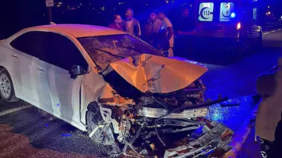 Muğla'da feci kaza! Otomobil, beton bariyerlere girdi! 1'i ağır 2 yaralı