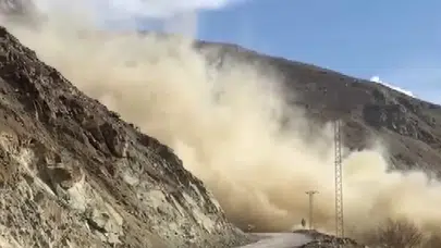 Erzincan’da tehlikeli kaya kütleleri kontrollü patlatmayla temizlendi