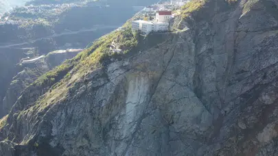 Artvin'de yamaçtan dev kayalar koptu! Eğitime ara verildi