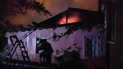 Erzincan'da müstakil evde yangın: Mahsur kalan 2'si çocuk 4 kişilik aile kurtarıldı!