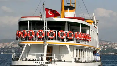Üsküdar'da korku dolu anlar: Kadın, feribottan düştü!