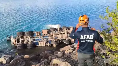 Elazığ’da beton mikseri Hazar Gölü’ne uçtu: 1 yaralı
