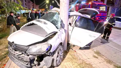 Aksaray'da otomobil elektrik direğine saplandı: 2 yaralı