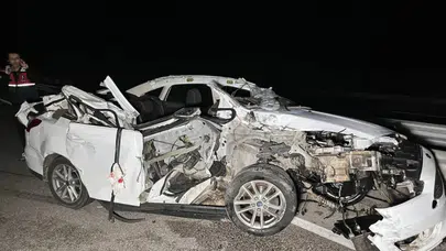 Manisa'da otomobil, kamyonete arkadan çarptı: 1 ölü, 2 yaralı