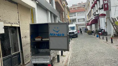 Eskişehir’de tatlılar sağlıksız şartlarda sokakta taşındı