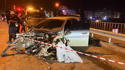 Hatay'da bariyerlere çarpan otomobilin motoru yola fırladı