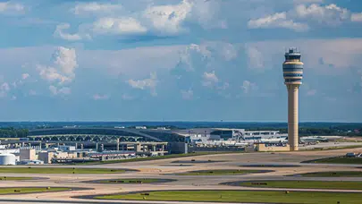 ABD havalimanında korkutan kaza! Yolcu aracı terminale çarptı: 18 yaralı