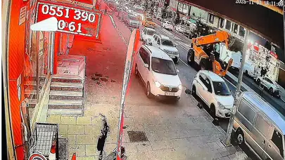 Arnavutköy’de trafikten kaçmak isteyen sürücü kaldırıma çıktı