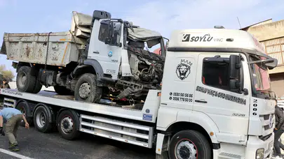 Trabzon’da park Halindeki kamyon dehşet saçtı: 3 araca çarpıp devrildi