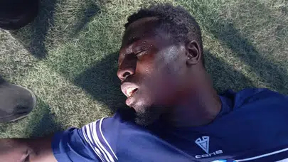 Sahaya girip futbolcunun boğazını kestiler!