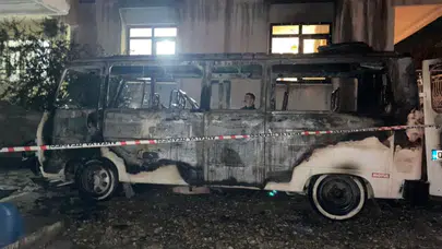 Antalya Serik'te minibüs yangını: Araç demir yığınına döndü!