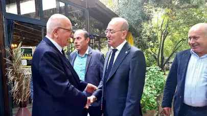 Edremit’te 20 yılını tamamlayan bakkal esnaflarına plaket