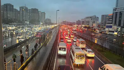 İstanbul'da sağanak yağış çilesi: Trafik yoğunluğu yüzde 90'a ulaştı