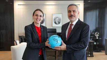 Romanya Dışişleri Bakanı, Bakan Fidan'a Hagi imzalı top hediye etti