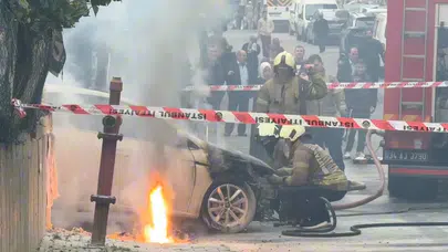 Küçükçekmece'de elektrik kabloları patladı: Otomobil alev aldı!