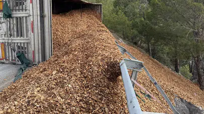 Anamur’da tır devrildi, sürücü hafif yaralı