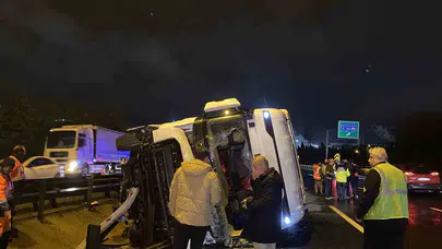 Kocaeli TEM Otoyolu’nda granül yüklü tır devrildi: 1 yaralı