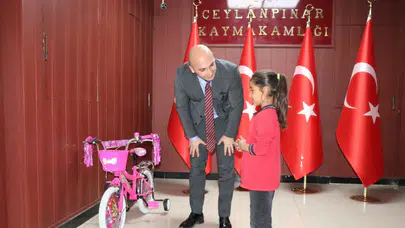 Şanlıurfa’da minik kızın bayrak sevgisi yürekleri ısıttı