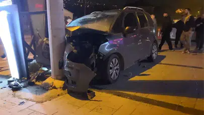 Kocaeli'de direğe çarpan araç hurdaya döndü: Yaralılar var