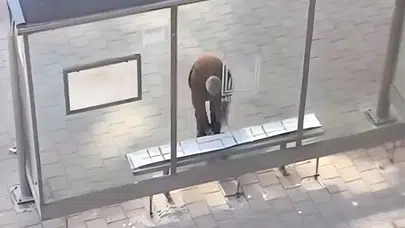 Midyat’ta durağa halı döşeyen duyarlı vatandaş takdir topladı