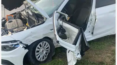 Sakarya’da iki otomobil çarpıştı: 1’i ağır, 5 kişi yaralandı