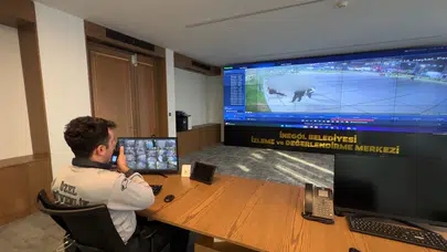 İnegöl Belediyesi, çekirdek yiyip çöplerini yere atanlara anında müdahale etti