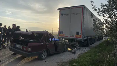 Manisa'da otomobil, tıra çarptı! 1 ölü