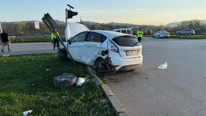 Sakarya'da iki otomobil çarpıştı: Kazada 6 kişi yaralandı!