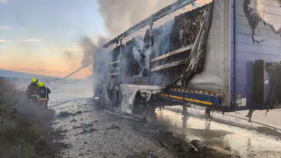 Balıkesir'de karton yüklü tır alev alev yandı