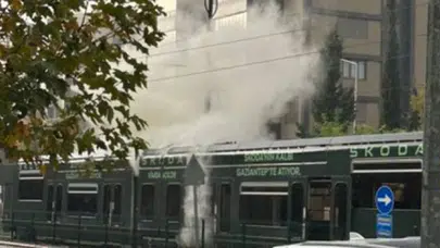 Gaziantep'te dehşet anları! Seyir halindeki tramvaya yıldırım düştü