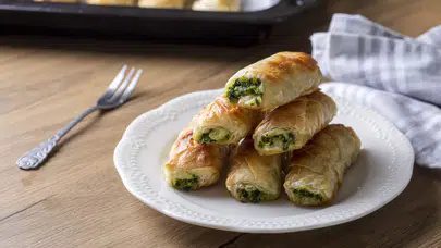 Rulo tepsi böreği nasıl yapılır? Evde kolay rulo ıspanaklı börek tarifi