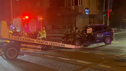 Bayrampaşa’da otobüs ile otomobil çarpıştı: 1'i ağır 3 kişi yaralandı!