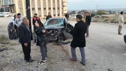 Elazığ'da savrulan otomobil yayaya çarptı: Ölü ve yaralılar var