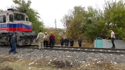 Malatya'da raylara düşen bir kişiye yük treni çarptı!