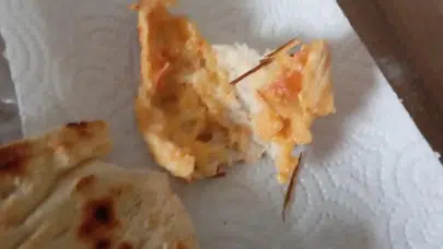 Elazığ'da ekmeğin içinden odun parçaları çıktı!