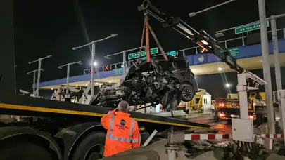 Kuzey Marmara Otoyolu’nda otomobil gişeye çarptı: Sürücü ağır yaralandı!
