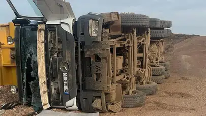Bursa'da yükünü boşaltan kamyon devrildi: Sürücü yaralandı!