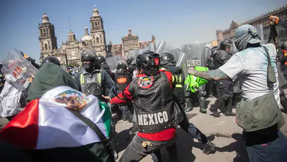 Meksika’da hükümet karşıtı protesto: 100’ü polis 120 kişi yaralandı!