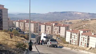 Şırnak’ta briket yüklü tır devrildi: 1 yaralı