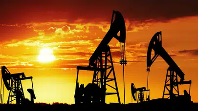 Brent petrol fiyatlarında dalgalanma: ABD belirsizlikleri baskı yaratıyor