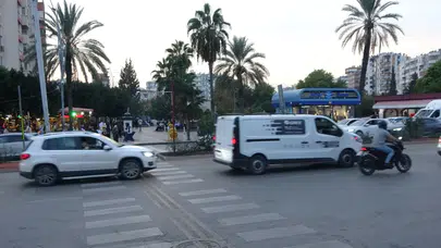 Adana’da kontrolden çıkan minibüs 4 araca çarptı