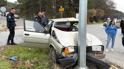 Eskişehir'de iki otomobil çarpıştı: 2 kişi yaralandı