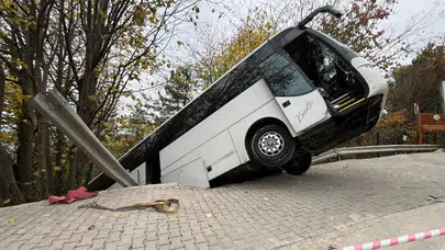 Kartepe’de tehlikeli anlar! Tur otobüsü şarampole düştü